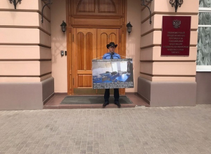 Мужчина в ковбойской шляпе провел одиночный пикет у здания полпредства президента в Пятигорске Мужчина в ковбойской шляпе провел одиночный пикет у здания полпредства президента в Пятигорске