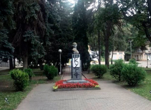 Вандалы испортили памятник революционерки Ксении Ге на Курортном бульваре в Кисловодске Вандалы испортили памятник революционерки Ксении Ге на Курортном бульваре в Кисловодске