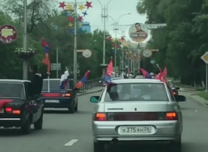 Группа молодежи с национальными флагами перекрыла дорогу в Пятигорске Группа молодежи с национальными флагами перекрыла дорогу в Пятигорске