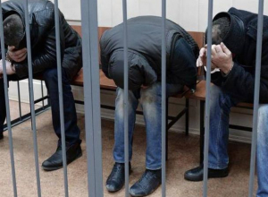 Троих напавших с ножом на девушек в парке Победы бросили за решетку в Ставрополе Троих напавших с ножом на девушек в парке Победы бросили за решетку в Ставрополе
