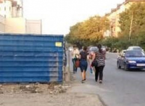 Пешеходы с детьми вынуждены ходить по дороге из-за ремонтных ограждений в Пятигорске Пешеходы с детьми вынуждены ходить по дороге из-за ремонтных ограждений в Пятигорске