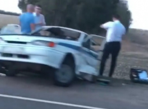 Машину ДПС разорвало попалам по дороге к месту массовой аварии с погибшими на трассе Кропоткин - Ставрополь Машину ДПС разорвало попалам по дороге к месту массовой аварии с погибшими на трассе Кропоткин - Ставрополь