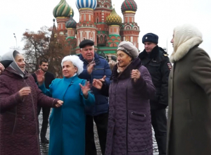 Московский полицейский запретил бабушкам со Ставрополья петь русские народные песни на Красной площади Московский полицейский запретил бабушкам со Ставрополья петь русские народные песни на Красной площади