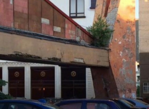 Облезлая штукатурка и старые стены за новым красивым фасадом кинотеатра «Салют» возмутили жителей Ставрополя