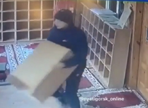 Неизвестный нагло украл из мечети ящик с пожертвованиями в Пятигорске Неизвестный нагло украл из мечети ящик с пожертвованиями в Пятигорске