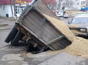 ЗИЛ с полным кузовом песка внезапно провалился под асфальт на дороге в Пятигорске ЗИЛ с полным кузовом песка внезапно провалился под асфальт на дороге в Пятигорске