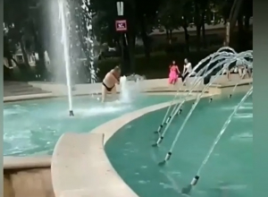 Впавший в детство мужчина полез в фонтан Пятигорска в одних трусах и попал на видео Впавший в детство мужчина полез в фонтан Пятигорска в одних трусах и попал на видео
