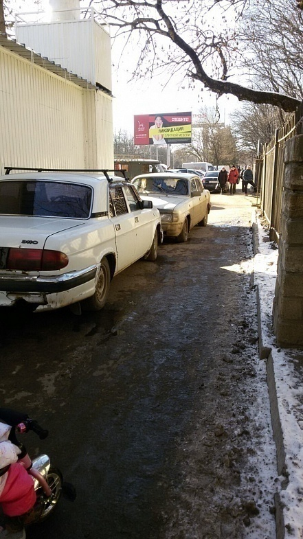 Автохамы устроили бардак возле перинатального центра на Ленина Автохамы устроили бардак возле перинатального центра на Ленина