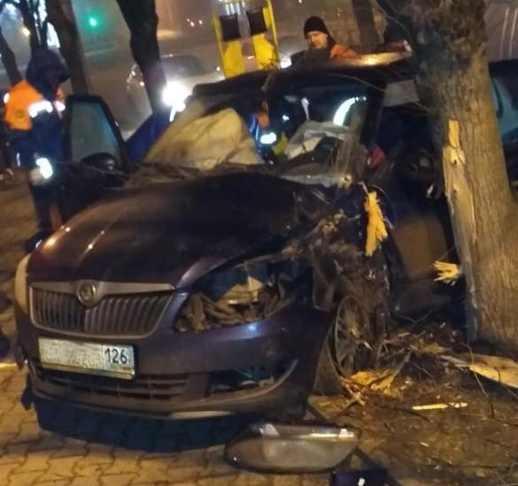 Женщина на «Шкоде» врезалась в дерево в районе Ставропольского цирка Женщина на «Шкоде» врезалась в дерево в районе Ставропольского цирка