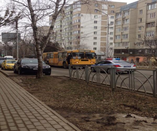 Женщину-водителя придавило троллейбусом в центре Ставрополя Женщину-водителя придавило троллейбусом в центре Ставрополя