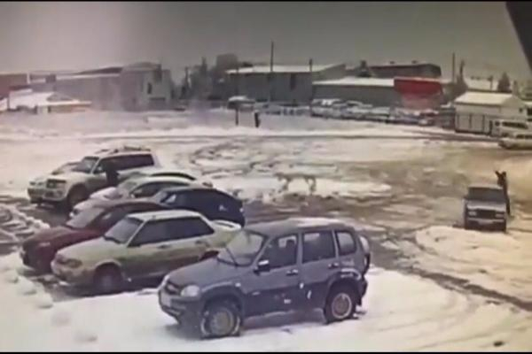 Дрифт неадекватного водителя на парковке гипермаркета Ставрополя попал на видео Дрифт неадекватного водителя на парковке гипермаркета Ставрополя попал на видео