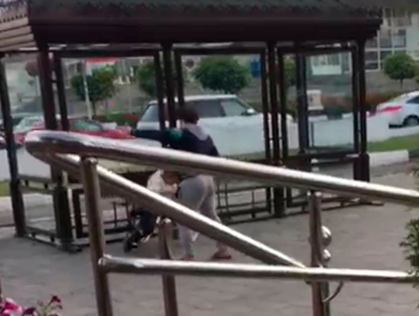 Молодей человек отбирал деньги у инвалида-колясочка в Кисловодске Молодей человек отбирал деньги у инвалида-колясочка в Кисловодске