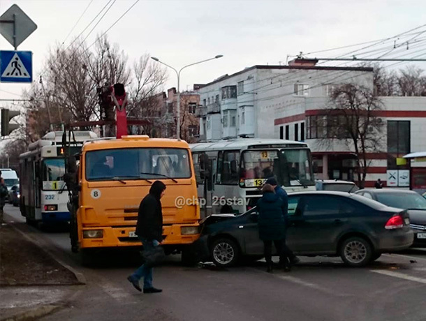 Отечественный автомобиль протаранил эвакуатор в Ставрополе Отечественный автомобиль протаранил эвакуатор в Ставрополе