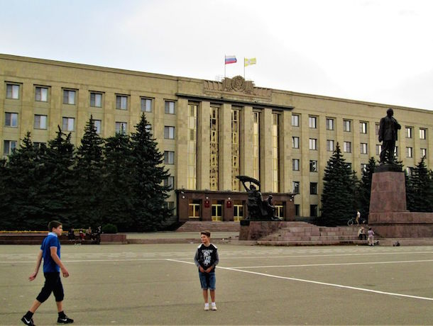 Из-за четырех больных деревьев Владимиров хочет заменить все ели возле правительства Ставрополья Из-за четырех больных деревьев Владимиров хочет заменить все ели возле правительства Ставрополья