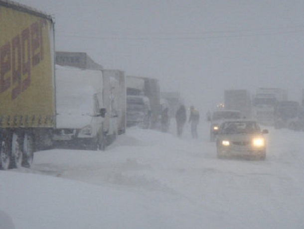 Из-за жуткой непогоды перекрыта часть дороги из Ставрополя в Невинномысск Из-за жуткой непогоды перекрыта часть дороги из Ставрополя в Невинномысск