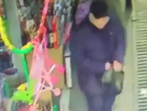 Мужчина украл женскую сумку с прилавка и попал на видео в Пятигорске Мужчина украл женскую сумку с прилавка и попал на видео в Пятигорске