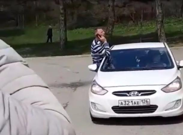 Разъезжавшие на иномарке среди бегающих детей лихачи представились сотрудниками МВД в Пятигорске Разъезжавшие на иномарке среди бегающих детей лихачи представились сотрудниками МВД в Пятигорске
