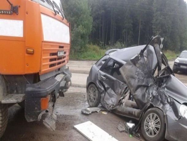 В массовой трагедии с 2-мя грузовиками и иномаркой пострадал мужчина на Ставрополье