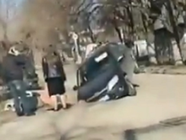 Иномарка провалилась в разрытую канаву на дороге в Пятигорске Иномарка провалилась в разрытую канаву на дороге в Пятигорске