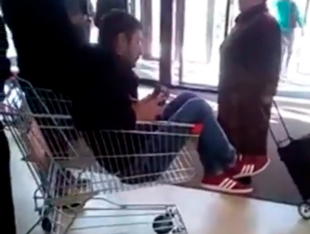 Мужчина требовал покатать его в продуктовой тележке по рынку в Ставрополе Мужчина требовал покатать его в продуктовой тележке по рынку в Ставрополе