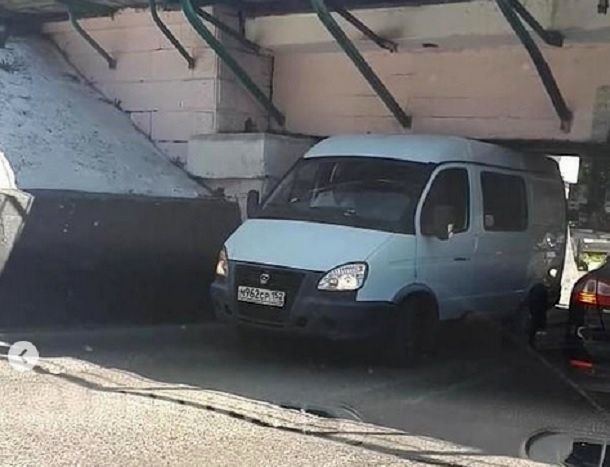 «Не Яшкин мост, а Ешкин кот»: «Газель» застряла под знаменитым мостом в Пятигорске «Не Яшкин мост, а Ешкин кот»: «Газель» застряла под знаменитым мостом в Пятигорске