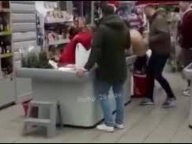 Голый мужчина устроил дебош в одном из магазинов Ставрополя Голый мужчина устроил дебош в одном из магазинов Ставрополя