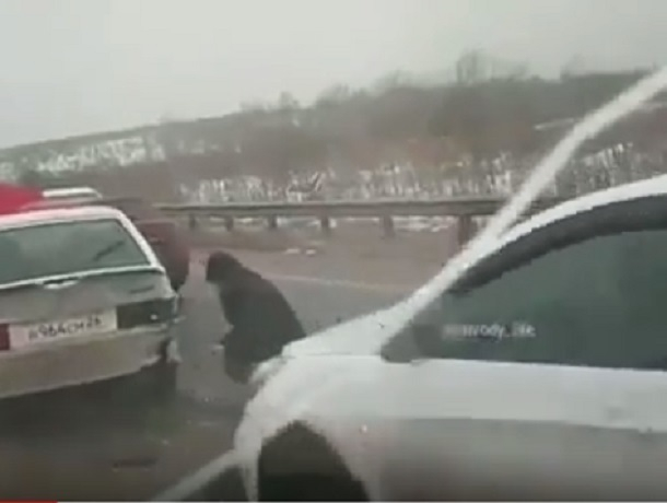 Шесть автомобилей столкнулись на скользкой трассе в Ставропольском крае Шесть автомобилей столкнулись на скользкой трассе в Ставропольском крае