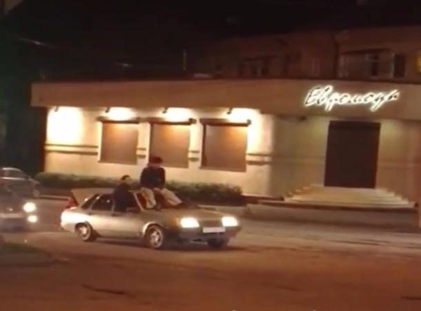 На лобовом стекле и в багажнике ВАЗ-21099 каталась молодежь в Пятигорске На лобовом стекле и в багажнике ВАЗ-21099 каталась молодежь в Пятигорске
