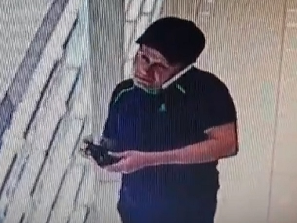 Мужчина в чёрной кепке и спортивных штанах украл парфюм в МЦ «Космос» в Ставрополе Мужчина в чёрной кепке и спортивных штанах украл парфюм в МЦ «Космос» в Ставрополе