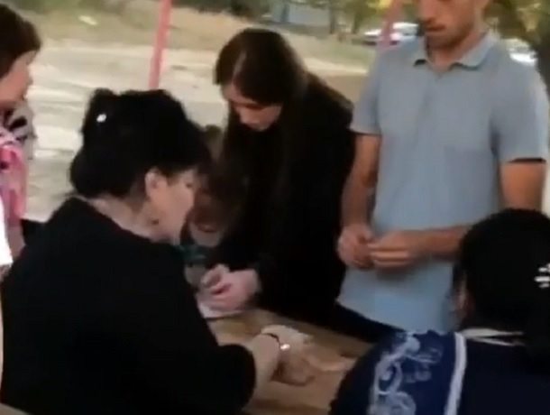 «Нам угрожали штрафом за несанкционированный митинг», - близкие подозреваемого в «кислотных» нападениях в Буденновске «Нам угрожали штрафом за несанкционированный митинг», - близкие подозреваемого в «кислотных» нападениях в Буденновске