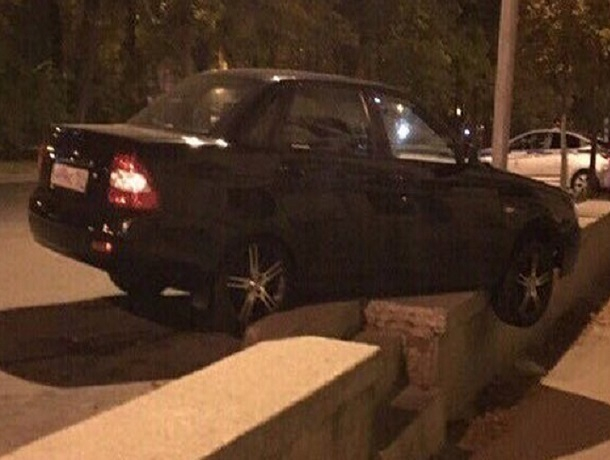 «Приора» странным образом «зависла» над землей после неудачной парковки в Ставрополе «Приора» странным образом «зависла» над землей после неудачной парковки в Ставрополе