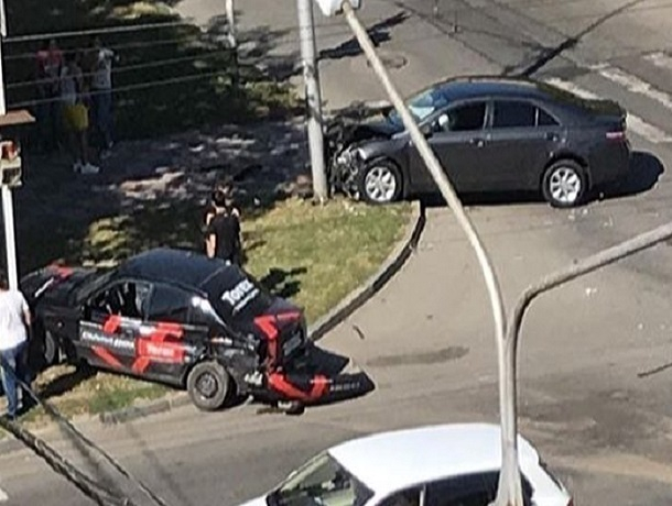 Два автомобиля синхронно врезались в два столба на перекрестке в Ставрополе Два автомобиля синхронно врезались в два столба на перекрестке в Ставрополе