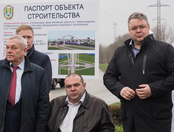 Огромный камень торжественно заложил глава Ставрополья на месте будущего путепровода Огромный камень торжественно заложил глава Ставрополья на месте будущего путепровода