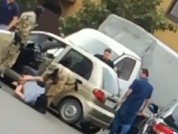 Жесткое задержание двух человек оперативниками в масках попало на видео в Ставрополе Жесткое задержание двух человек оперативниками в масках попало на видео в Ставрополе