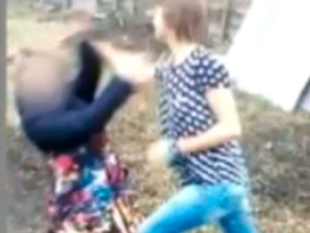 Драка школьниц на Ставрополье попала в сеть Драка школьниц на Ставрополье попала в сеть