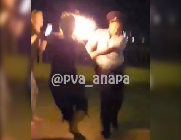 Рассерженная девушка со Ставрополья попыталась сжечь полицейского в Анапе Рассерженная девушка со Ставрополья попыталась сжечь полицейского в Анапе