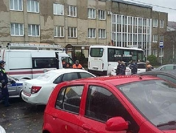 Иномарка столкнулась с маршруткой и заблокировала в салоне пассажиров в Ставрополе Иномарка столкнулась с маршруткой и заблокировала в салоне пассажиров в Ставрополе