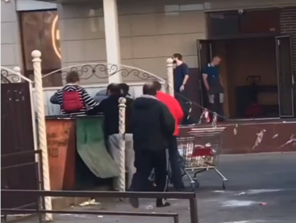 Ставропольчане предпочитают «затариваться» в мусорных баках Ставропольчане предпочитают «затариваться» в мусорных баках