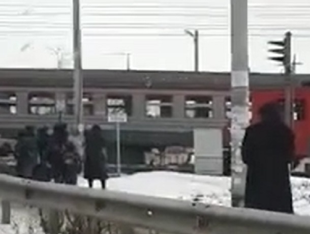 Электричка насмерть сбила переходившего пути подростка на Ставрополье, - очевидцы Электричка насмерть сбила переходившего пути подростка на Ставрополье, - очевидцы
