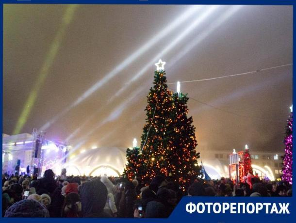 В Ставрополе на площади Ленина прошло открытие главной елки В Ставрополе на площади Ленина прошло открытие главной елки
