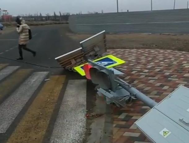 Порыв ставропольского ветра снес светофор на улице Рогожникова Порыв ставропольского ветра снес светофор на улице Рогожникова