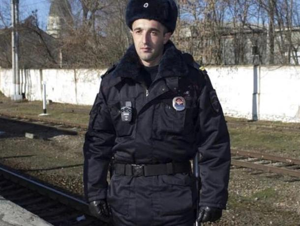 Полицейский из Пятигорска спас упавшего на рельсы перед поездом пенсионера Полицейский из Пятигорска спас упавшего на рельсы перед поездом пенсионера