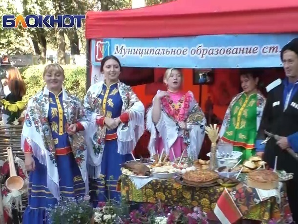 Турки-месхетинцы устроили красочные танцы в центре Ставрополя Турки-месхетинцы устроили красочные танцы в центре Ставрополя