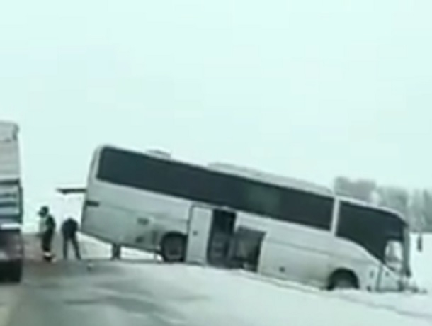 Рейсовый автобус снесло метелью в кювет на Ставрополье Рейсовый автобус снесло метелью в кювет на Ставрополье