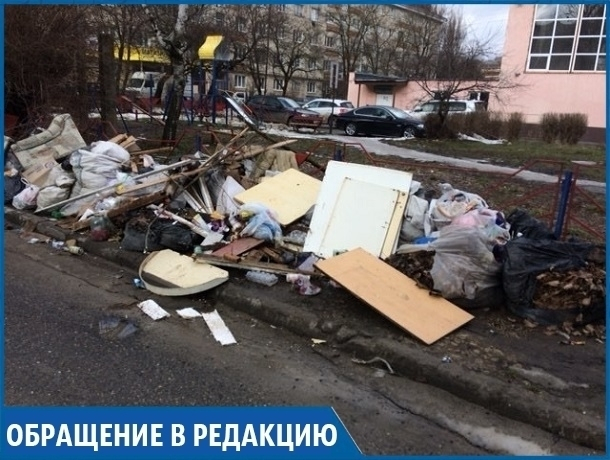 Целые «баррикады» из мусора ограждают детскую площадку от внешнего мира в Ставрополе Целые «баррикады» из мусора ограждают детскую площадку от внешнего мира в Ставрополе