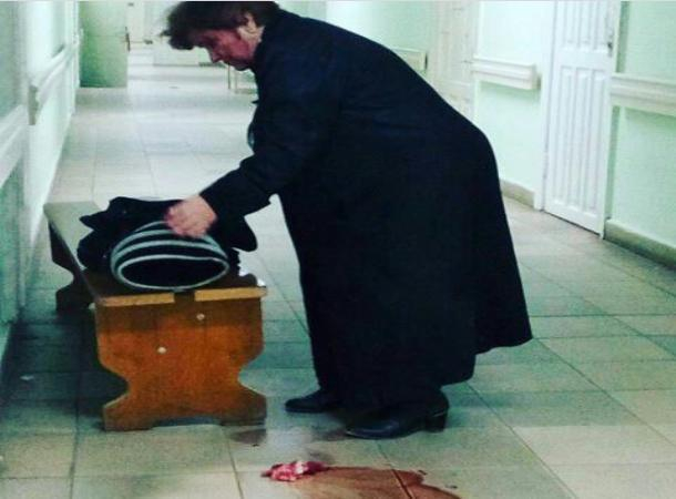 Главный врач больницы в Пятигорске ответит за документацию вытиравшей кровь с пола женщины Главный врач больницы в Пятигорске ответит за документацию вытиравшей кровь с пола женщины