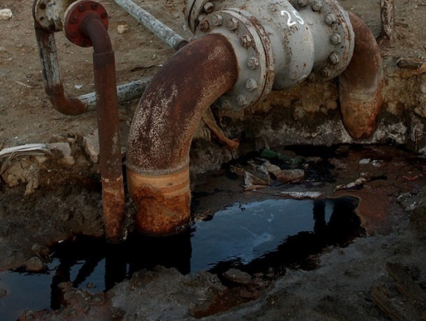 Нефть разлилась в Ставропольском крае из-за незаконной врезки Нефть разлилась в Ставропольском крае из-за незаконной врезки