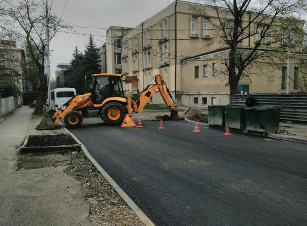 Постеленный вечером асфальт в Ессентуках начали снимать утром Постеленный вечером асфальт в Ессентуках начали снимать утром