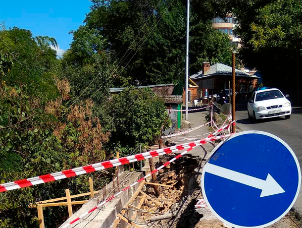 Оползень разрушил тротуар в центре Ставрополя Оползень разрушил тротуар в центре Ставрополя