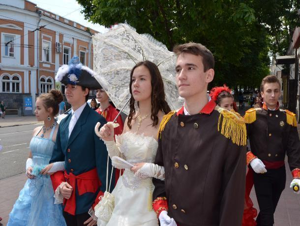 Неспешные прогулки Онегина и Татьяны по улицам Ставрополя привлекли внимание горожан Неспешные прогулки Онегина и Татьяны по улицам Ставрополя привлекли внимание горожан